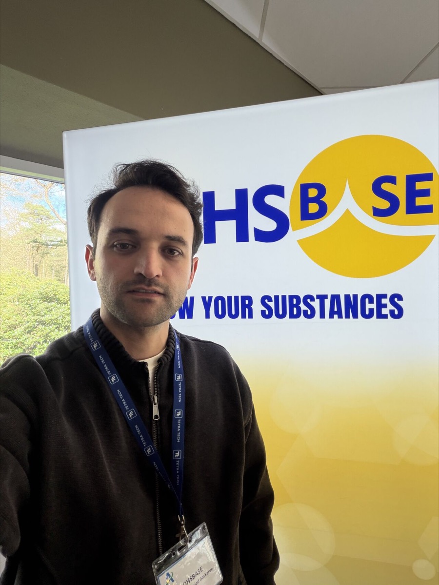 Amin Khalilinejad Gaskaree bij de DOHSBase stand op het NVvA Symposium